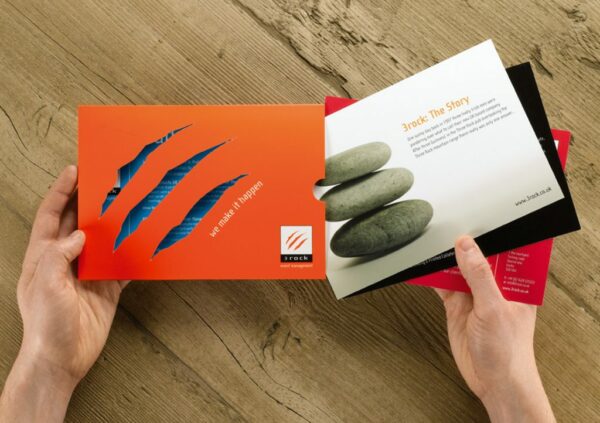 esempio brochure con taglio laser
